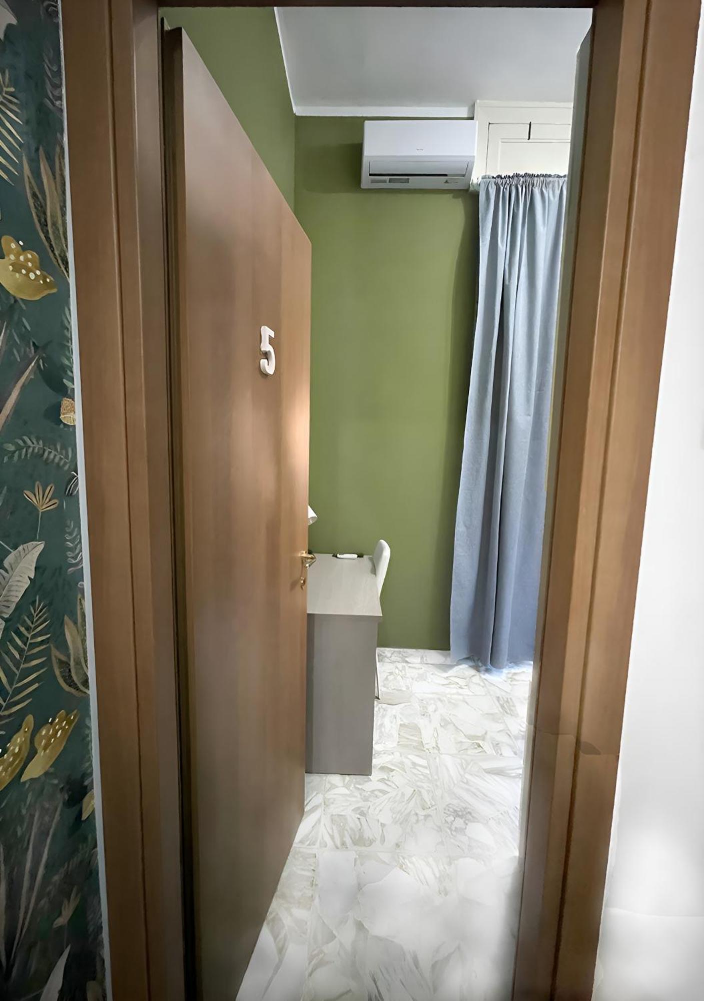 Camera Doppia con Letti Singoli e Bagno in Comune