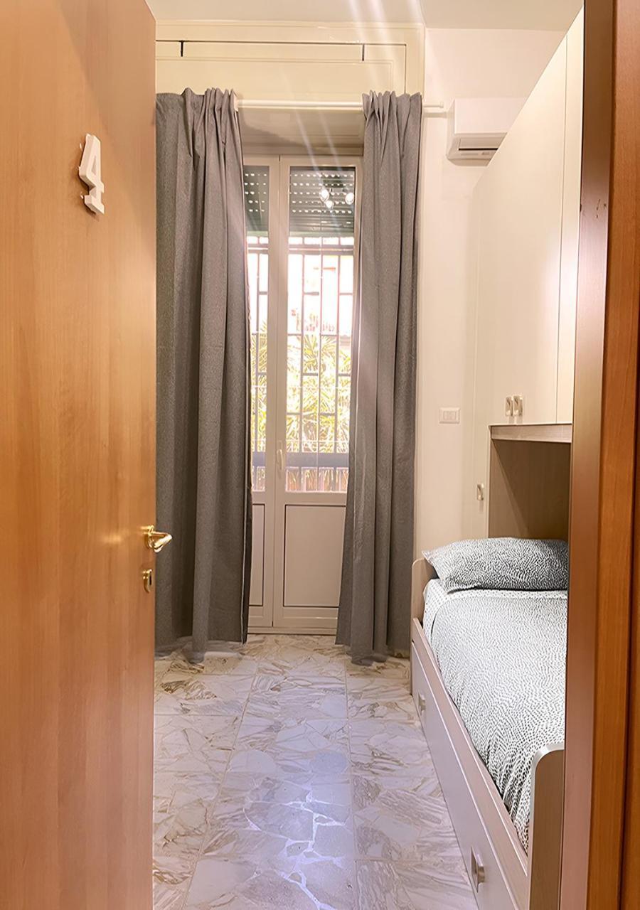 Camera Doppia con Letti Singoli e Bagno in Comune