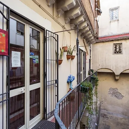 Da Gianni E Lucia Rooms With Bathroom In The City Center-3